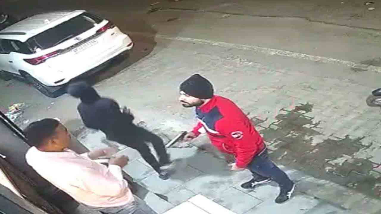 Watch: వ్యక్తిని తుపాకులతో బెదిరించి… ఖరీదైన కారు దోచుకున్న ముగ్గురు