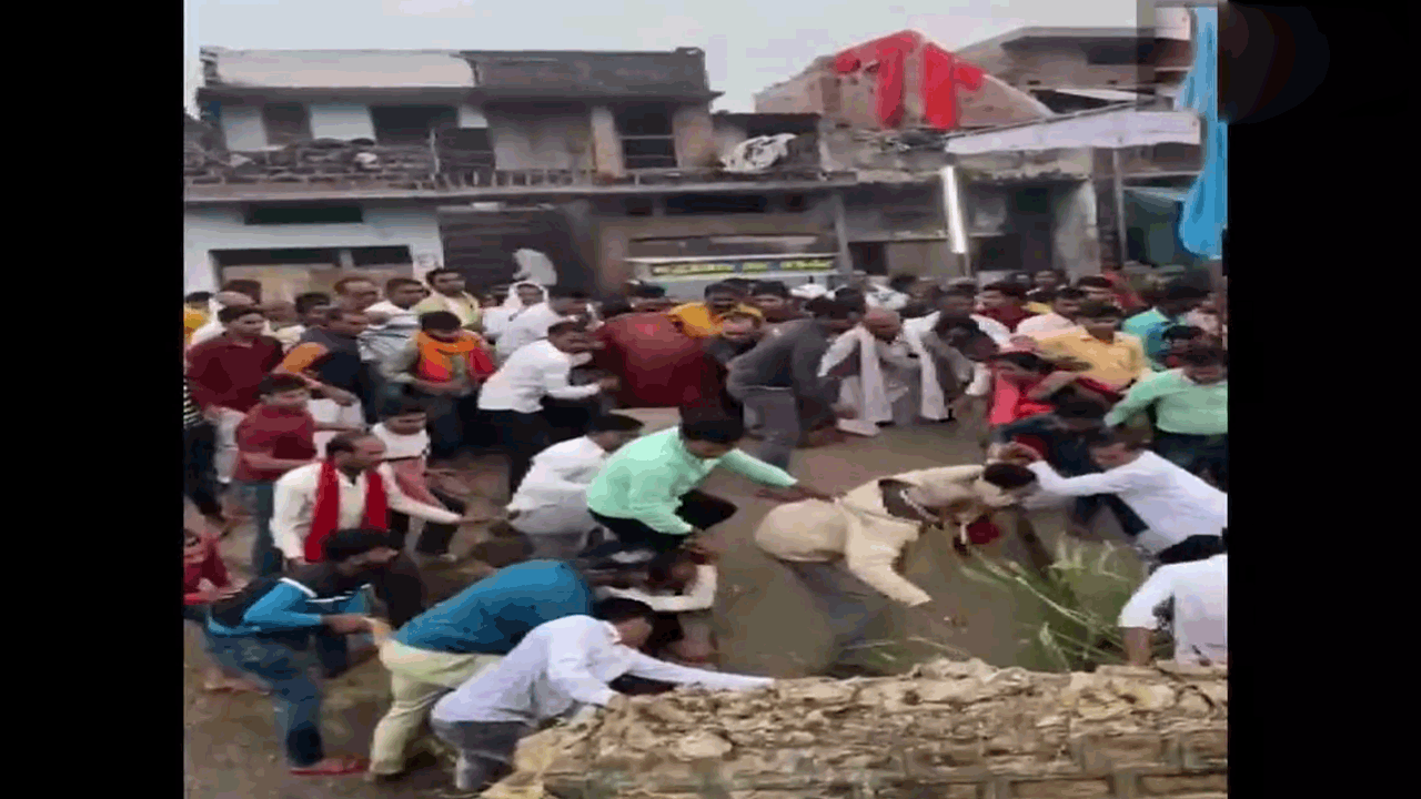 రద్దీ ఎక్కువై కుప్పకూలిన కల్వర్టు.. క్షేమంగా బయటపడ్డ జనం