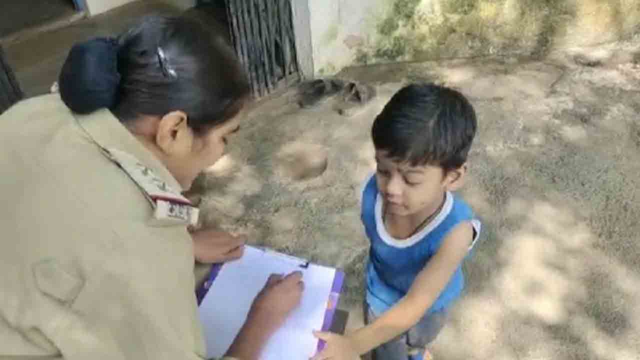 ‘నా చాక్లెట్లు దొంగిలించింది, అమ్మను జైలులో పెట్టండి’… పోలీసులకు బాలుడు ఫిర్యాదు