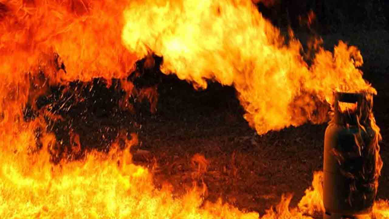 చిలకలగూడలో పేలిన గ్యాస్‌ సిలిండర్‌.. ఒకరు మృతి