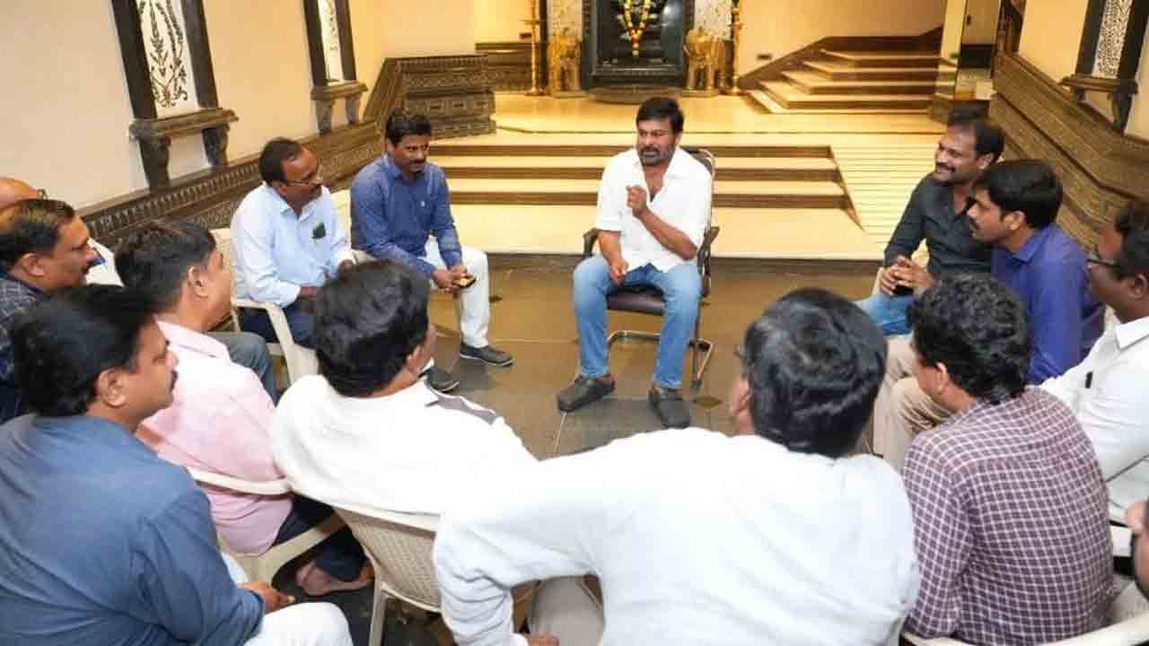 Chiranjeevi | చిరంజీవిని క‌లిసిన‌ ఫిల్మ్ క్రిటిక్స్ అసోసియేష‌న్ స‌భ్యులు