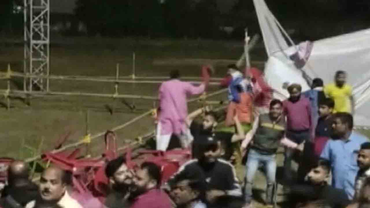 Watch: రాజకీయ గ్రూపుల మధ్య ఘర్షణ… కుర్చీలు విసురుకున్న వైనం