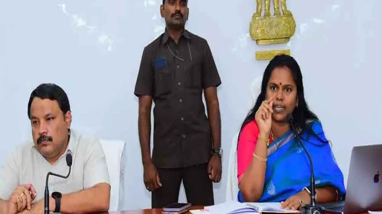 లైసెన్స్‌ పునరుద్ధరించని థియేటర్లు మూసేయండి : బాపట్ల కలెక్టర్‌ విజయ కృష్ణ