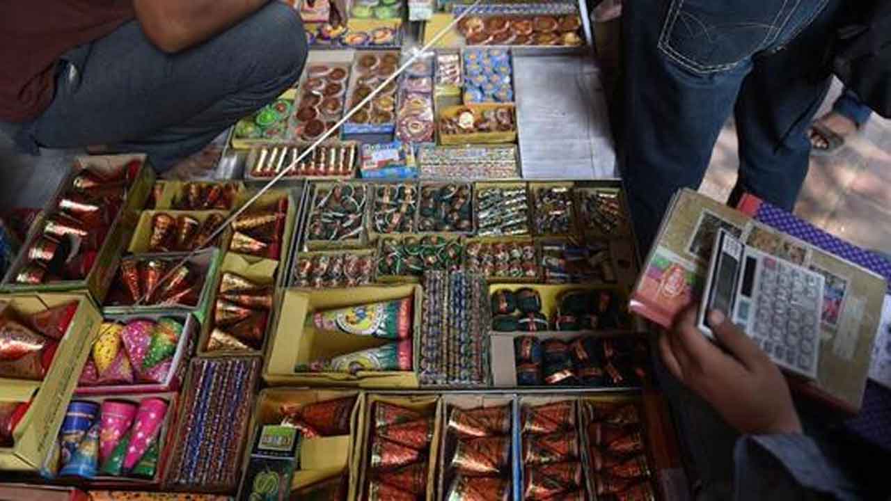 Crackers seize | బిహార్‌లో పన్ను ఎగవేసిన రూ.6 కోట్ల టపాసులు సీజ్‌