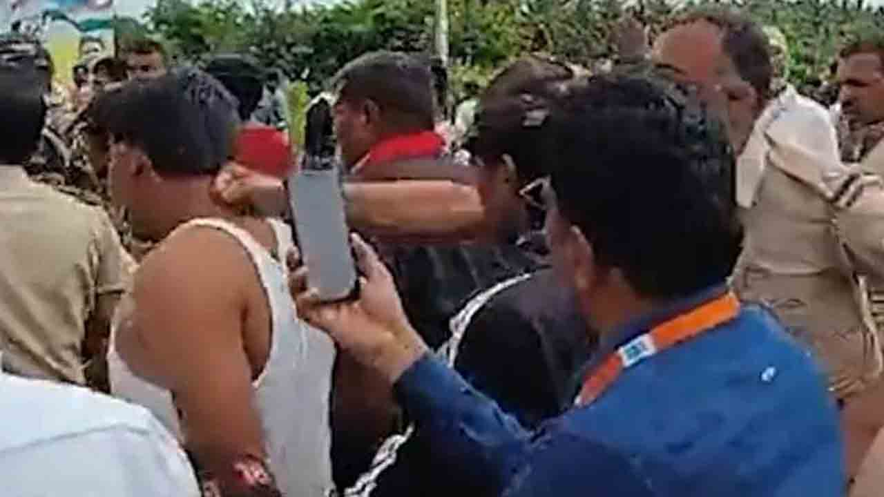 Watch: కర్ణాటక పోలీసుల జులుం… ‘పేసీఎం’ టీషర్ట్‌ విప్పించి కాంగ్రెస్‌ కార్యకర్తను కొట్టిన వైనం