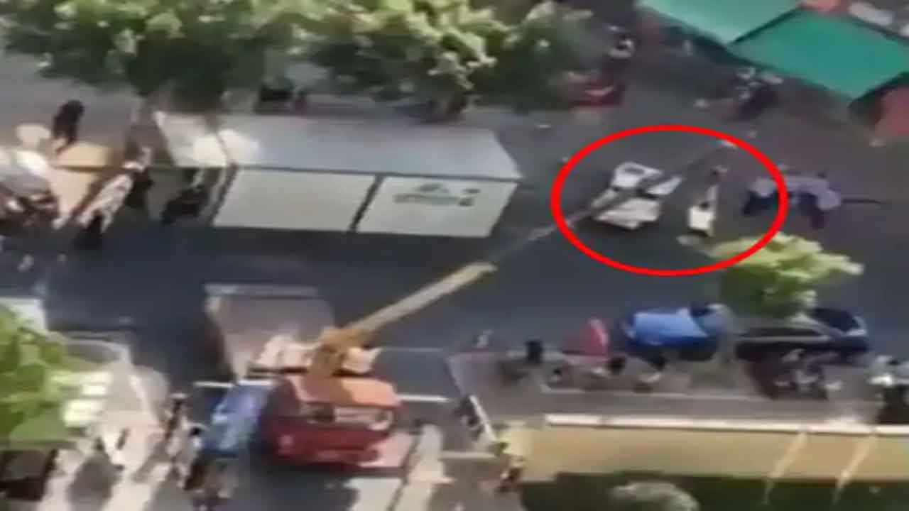 Big Social distance | చైనాలో దారుణం.. క్రేన్‌తో కొవిడ్‌ పేషెంట్‌ తరలింపు.. వీడియో