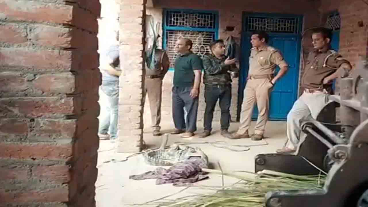 Watch: కుటుంబ సభ్యులు నిద్రిస్తుండగా.. ఇంట్లోకి వచ్చిన మొసలి