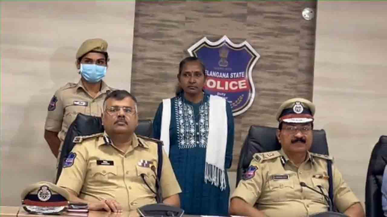 తెలంగాణ పోలీసుల ఎదుట లొంగిపోయిన మావోయిస్టు ఉషారాణి