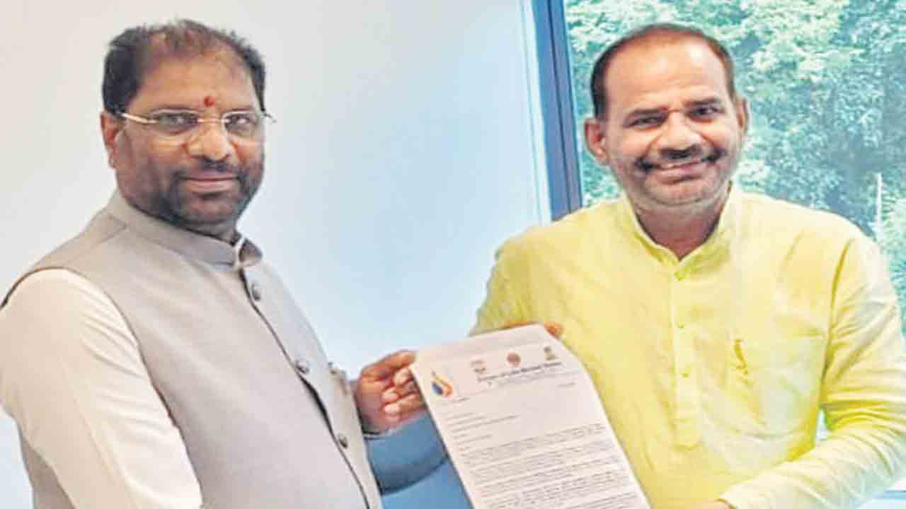 పెట్రోలియం డీలర్ల డిమాండ్లను నెరవేర్చండి
