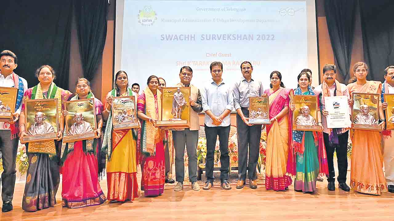 అవార్డులు ఇస్తూనే విమర్శలా.. అవార్డుల రేసులో దేశంలోనే రెండో స్థానంలో తెలంగాణ