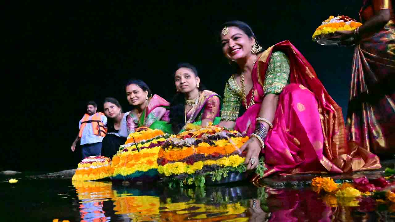 అంబరాన్నంటిన సద్దుల బతుకమ్మ వేడుకలు