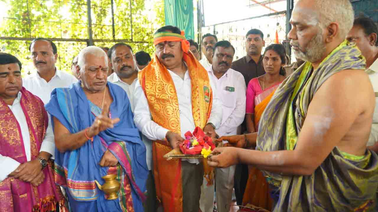 రాజరాజేశ్వరి ఆలయంలో మంత్రి దయాకర్‌రావు పూజలు