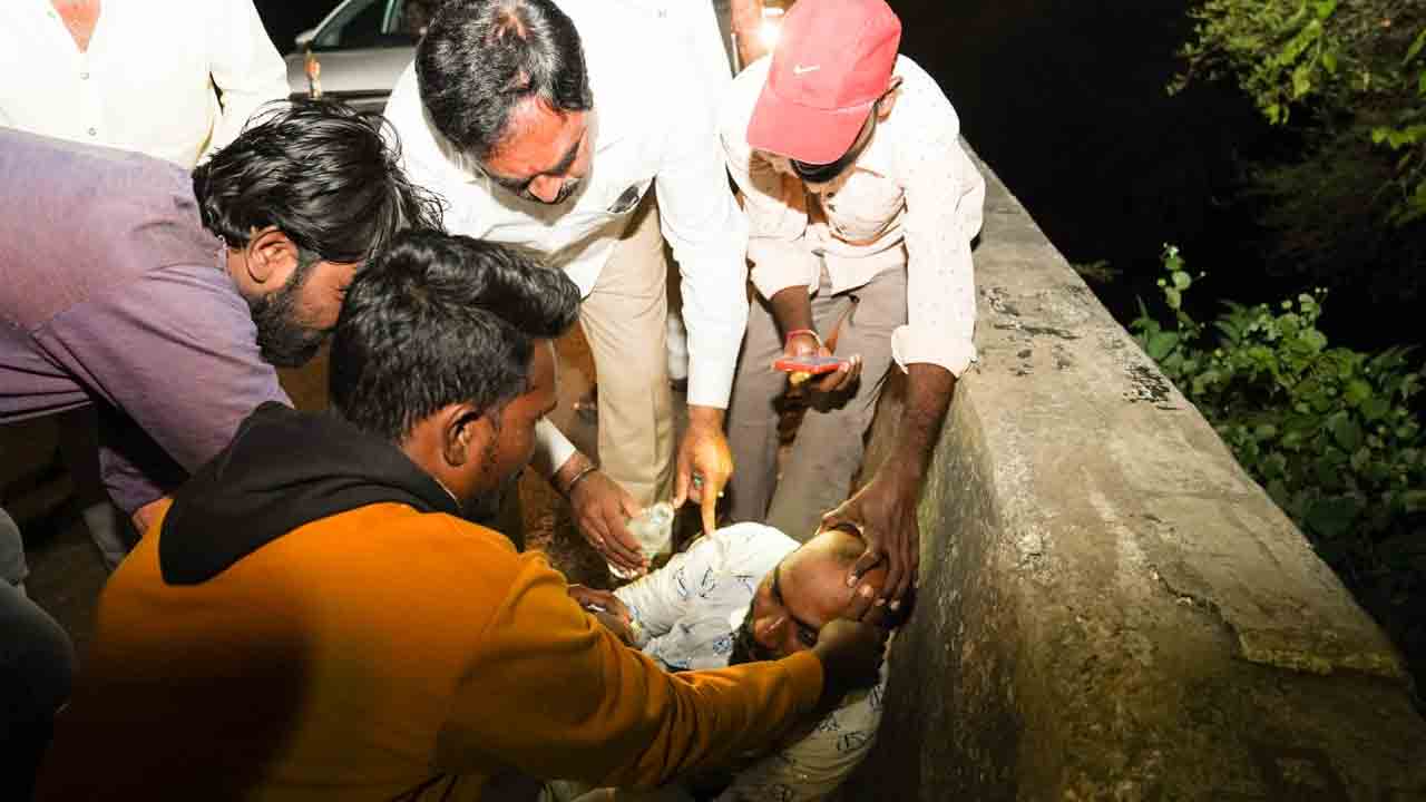 మానవత్వాన్ని చాటుకున్న మంత్రి ఎర్రబెల్లి