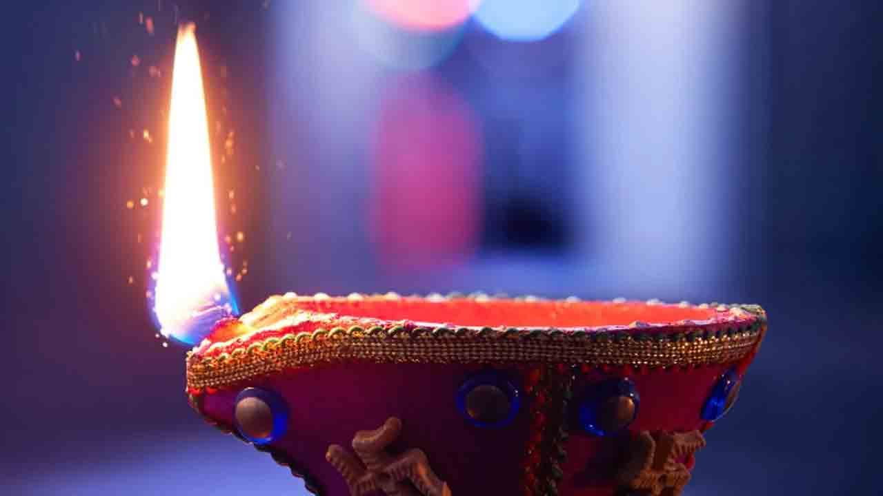 చిరునవ్వుల దివ్వెలు వెలిగిద్దాం!