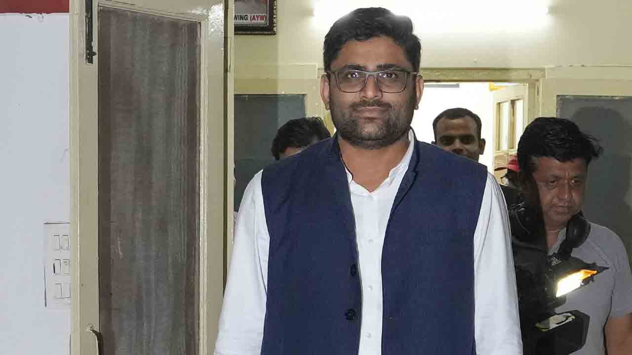 గుజరాత్‌ ఆప్‌ చీఫ్‌ నిర్బంధం!