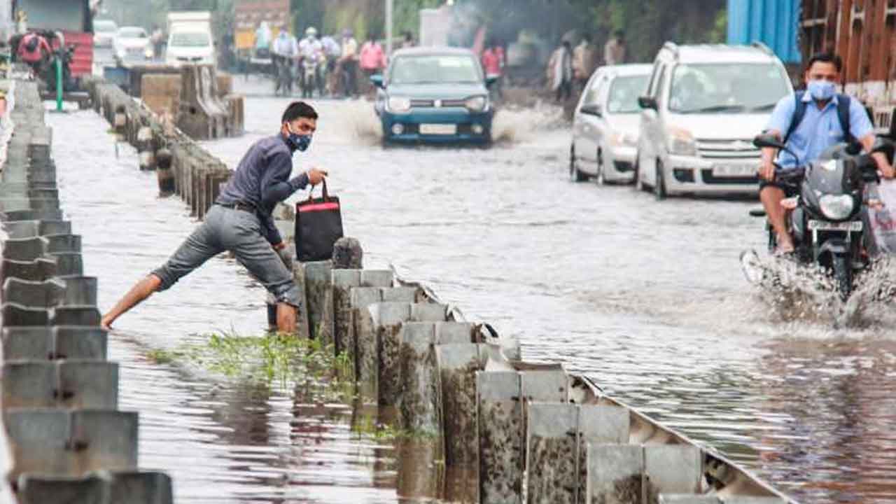 దేశ రాజ‌ధాని ఢిల్లీలో కుంభ‌వృష్టి.. ట్విట్ట‌ర్లోనూ మీమ్స్ వ‌ర్షం