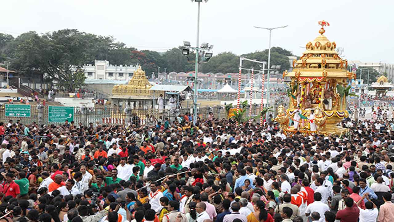 TTD | స్వర్ణరథంపై కన్నులపండువగా శ్రీ వేంకటాద్రీశుడి విహారం