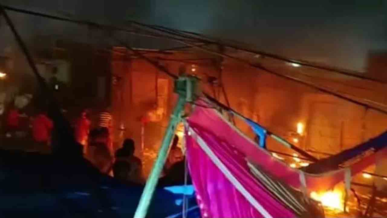 దుర్గా పూజలో అపశ్రుతి.. మండపంలో అగ్నిప్రమాదం.. ఐదుగురు మృతి