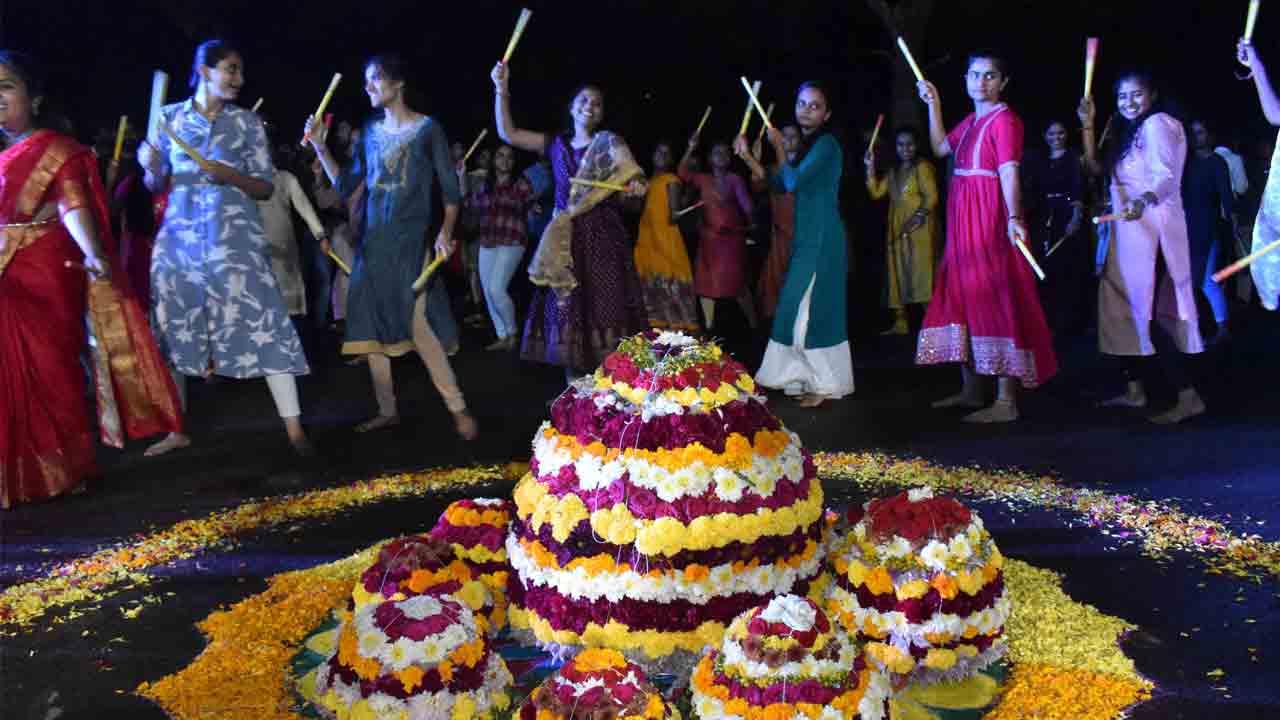 ఇంటి దీపాలు వన దేవతల్లా…