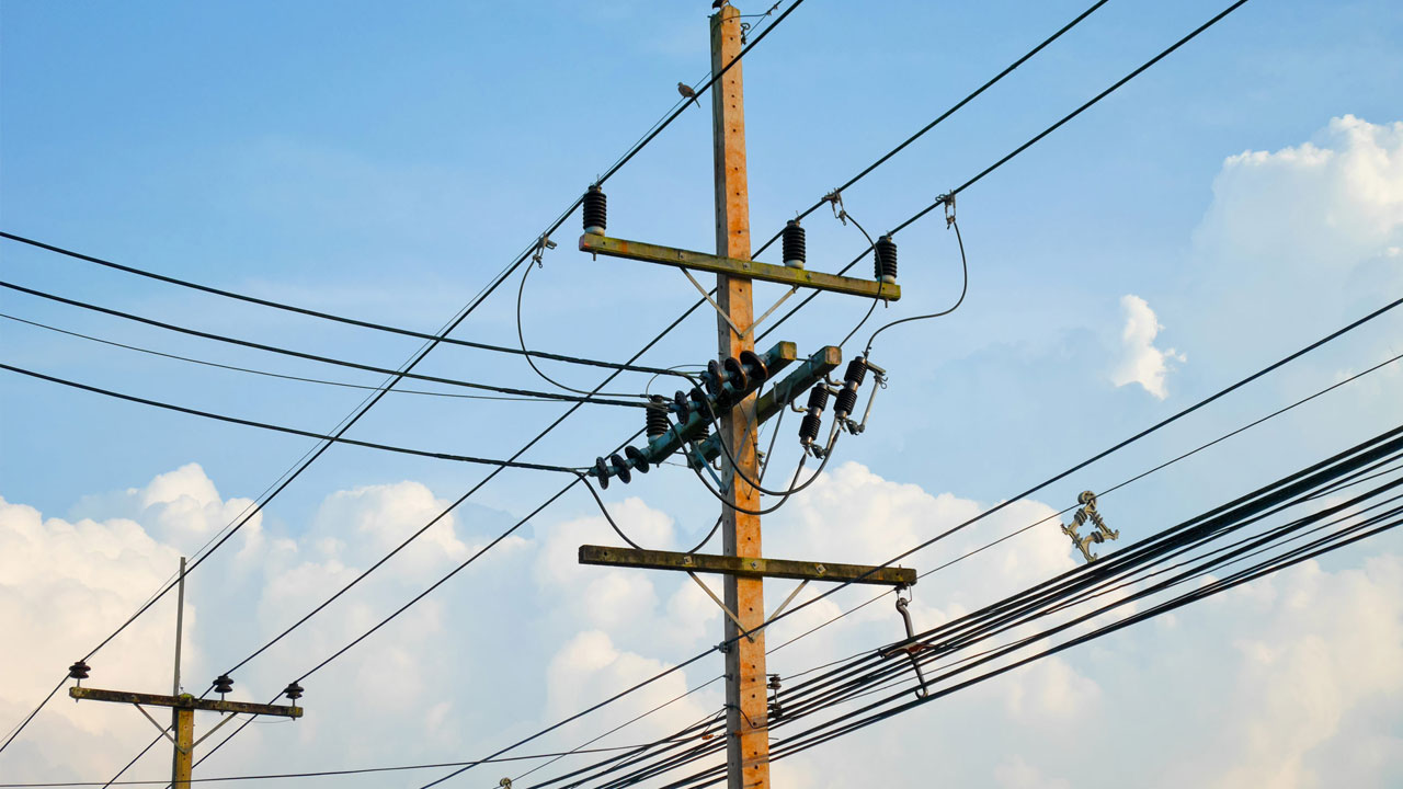 Electric Poles | నడిరోడ్డుపై ఇష్టారాజ్యంగా ఎలక్ట్రిక్ పోల్స్.. వీడియో చూసి నోరెళ్లబెడుతున్న నెటిజన్లు