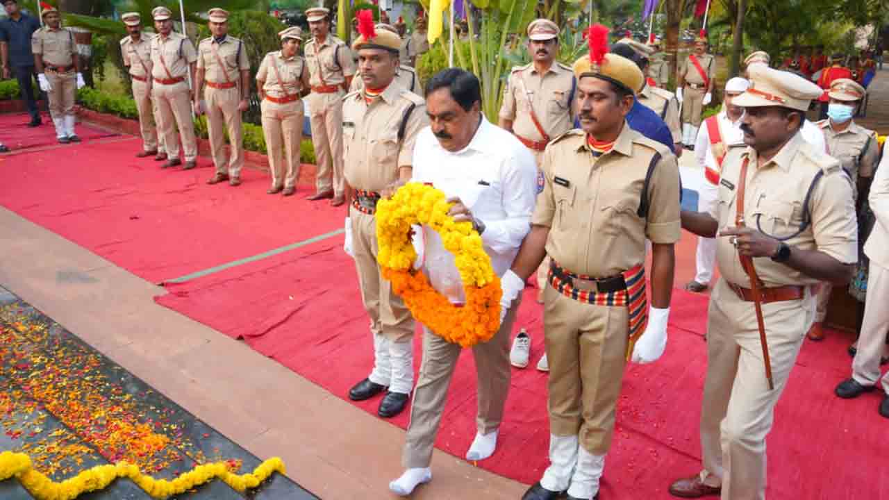 పోలీసు అమరులకు నివాళులర్పించిన మంత్రి ఎర్రబెల్లి