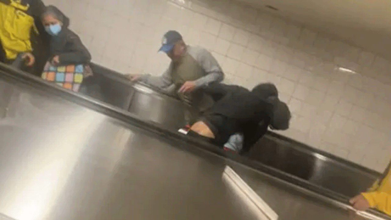 Viral Video | ఎస్కలేటర్‌పై కొట్లాడుకుంటూ.. మెట్లపై పడి దొర్లుకుంటూ..