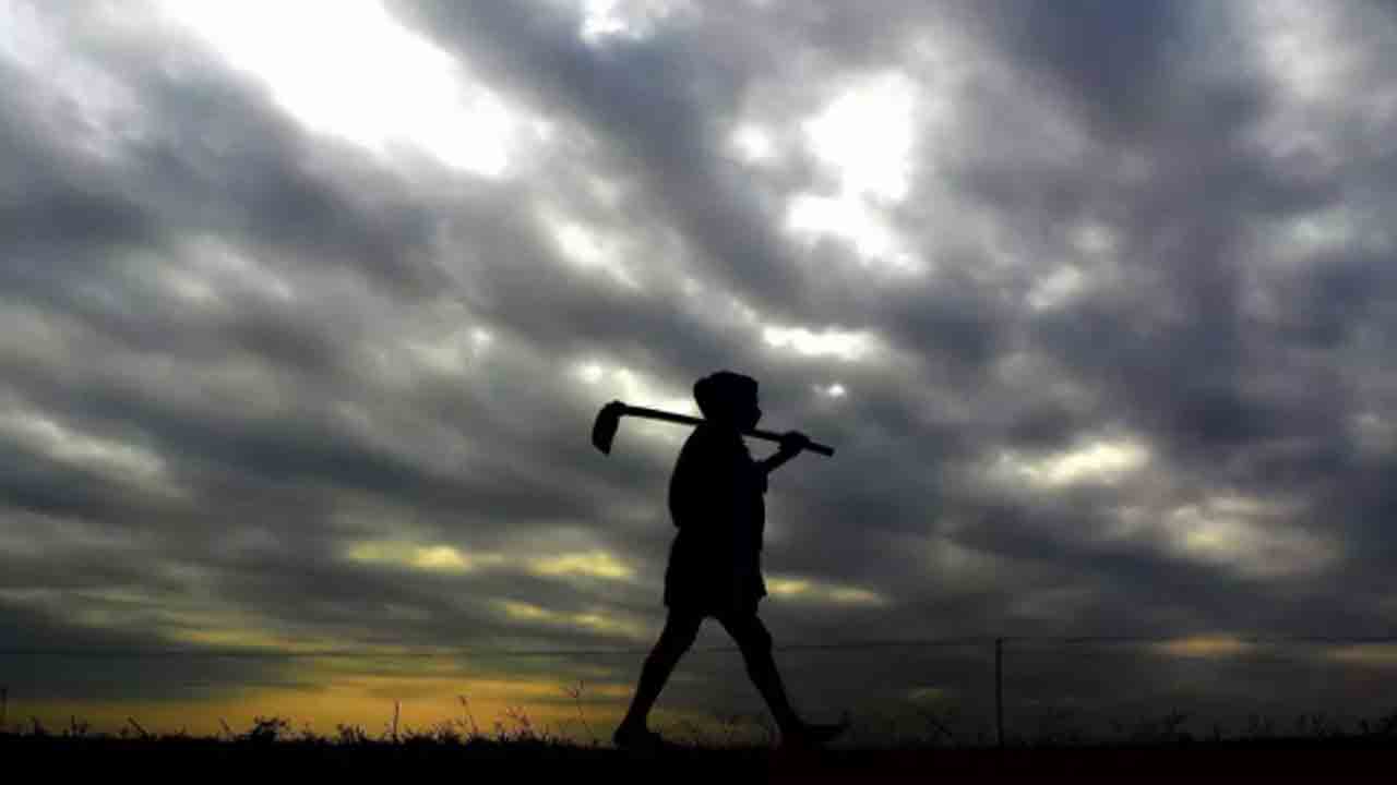 యూపీలో విషాదం… ఎరువుల కోసం క్యూలో నిరీక్షిస్తూ రైతు మృతి