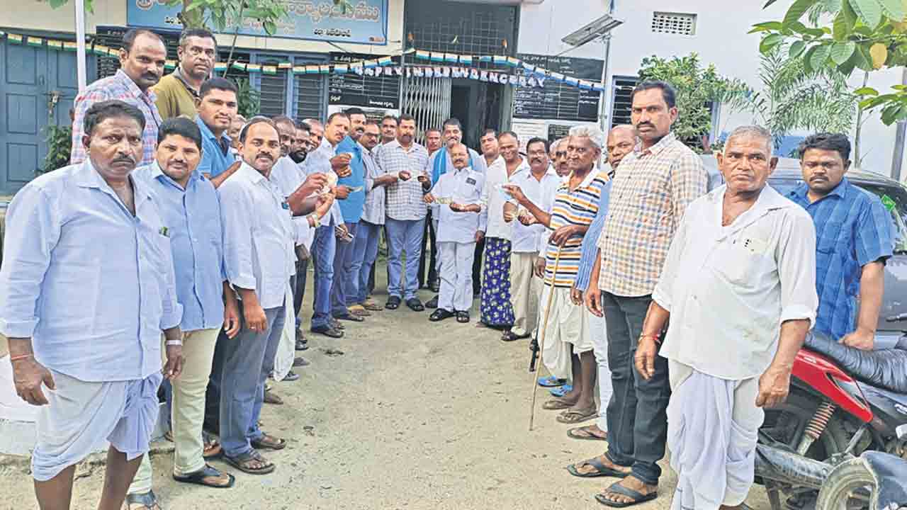 బీఆర్‌ఎస్‌కు రైతుల విరాళం