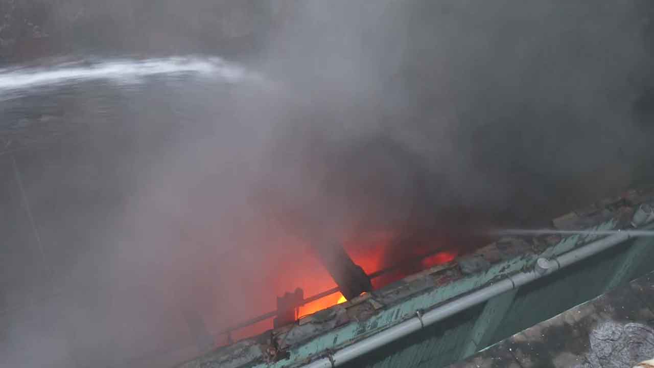 నోయిడా భ‌వ‌నంలో భారీ అగ్నిప్ర‌మాదం.. ద‌ట్టంగా ఎగిసిప‌డుతున్న పొగ‌లు