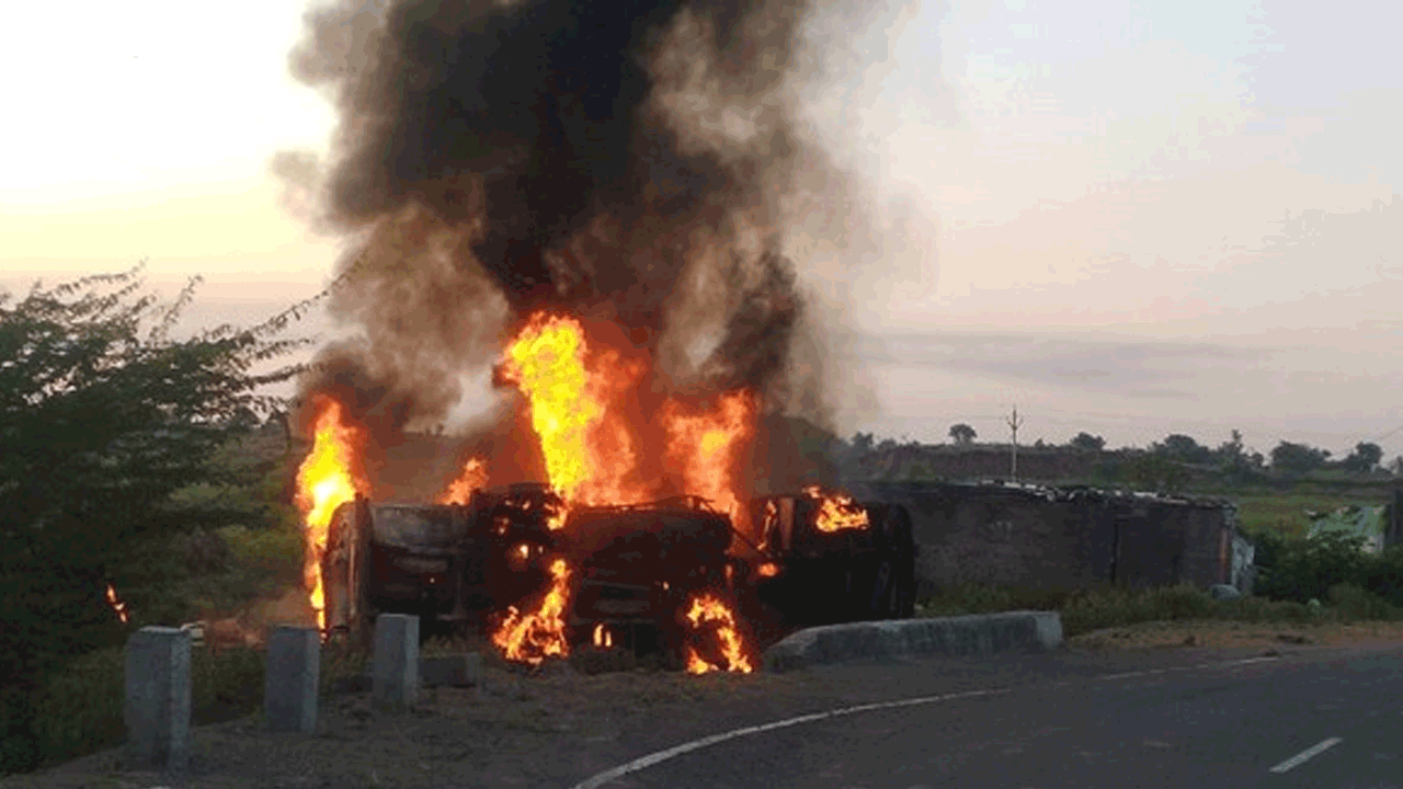 బోల్తాపడిన ట్యాంకర్‌లో ఇంధనం కోసం వెళ్లి ఇద్దరు దుర్మరణం.. 25 మందికి గాయాలు