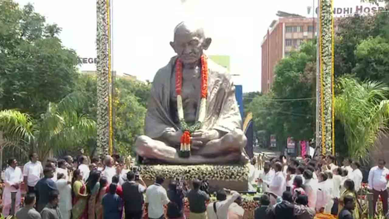 గాంధీ దవాఖానలో బాపూజీ విగ్రహాన్ని ఆవిష్కరించిన సీఎం కేసీఆర్‌