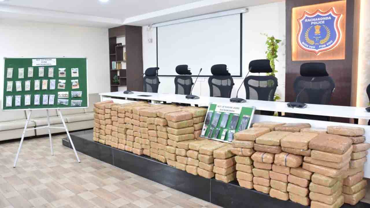 హైదరాబాద్‌లో పట్టుబడ్డ 900 కిలోల గంజాయి