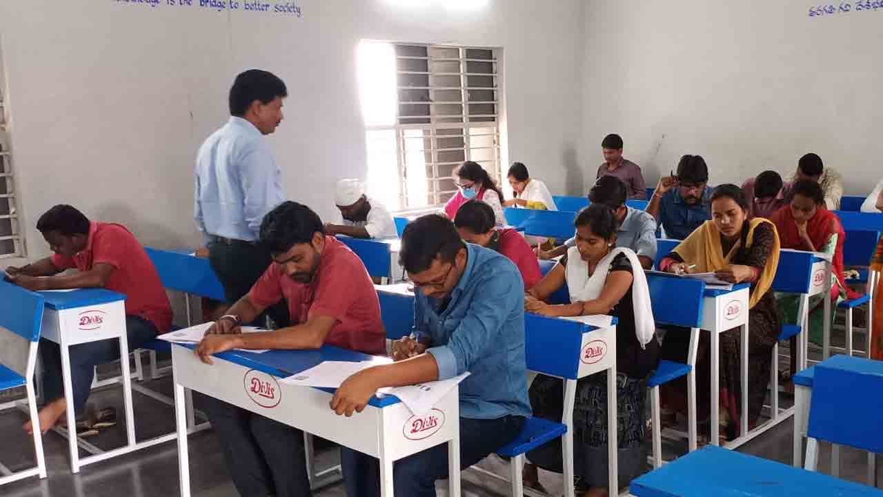 ప్రశాంతంగా గ్రూప్‌-1 ప్రిలిమినరీ పరీక్ష.. 75శాతం హాజరు నమోదు
