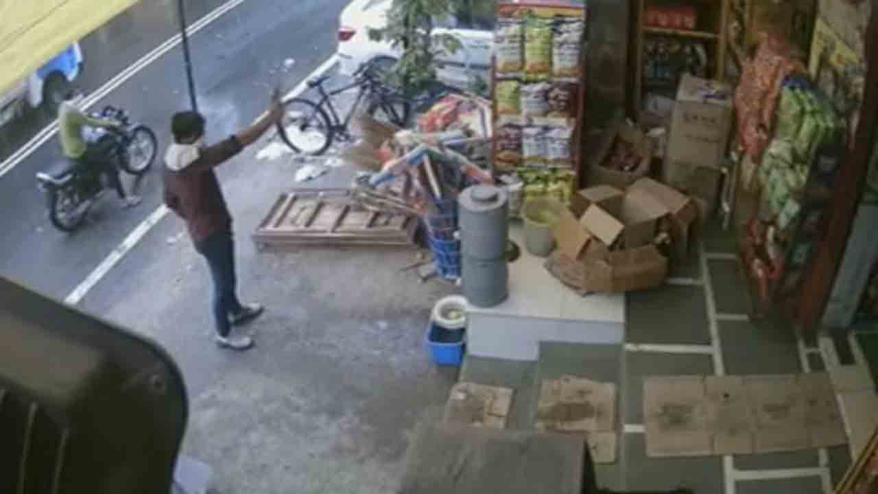 Watch: షాపు బయట గన్‌తో వ్యక్తి కాల్పులు… ఓనర్‌ను డబ్బుల కోసం బెదిరింపు
