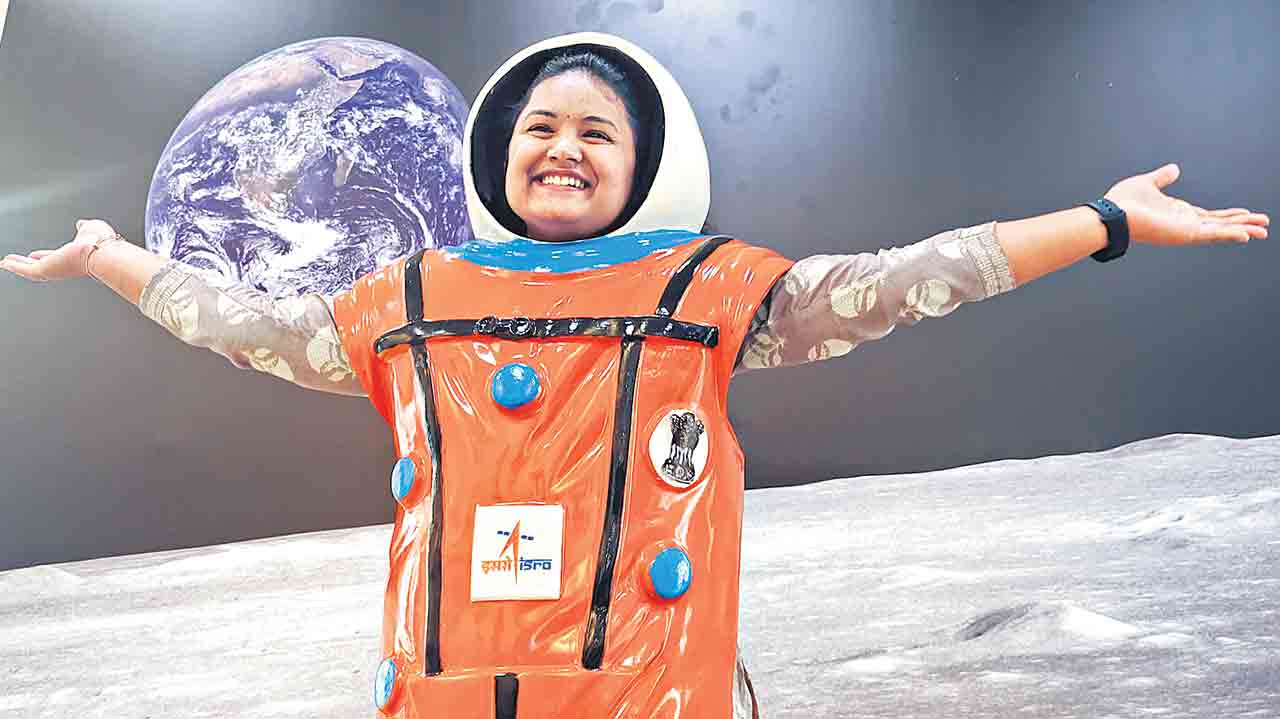 ఆకాశవీధిలో అనుకుంటే పొరపాటే