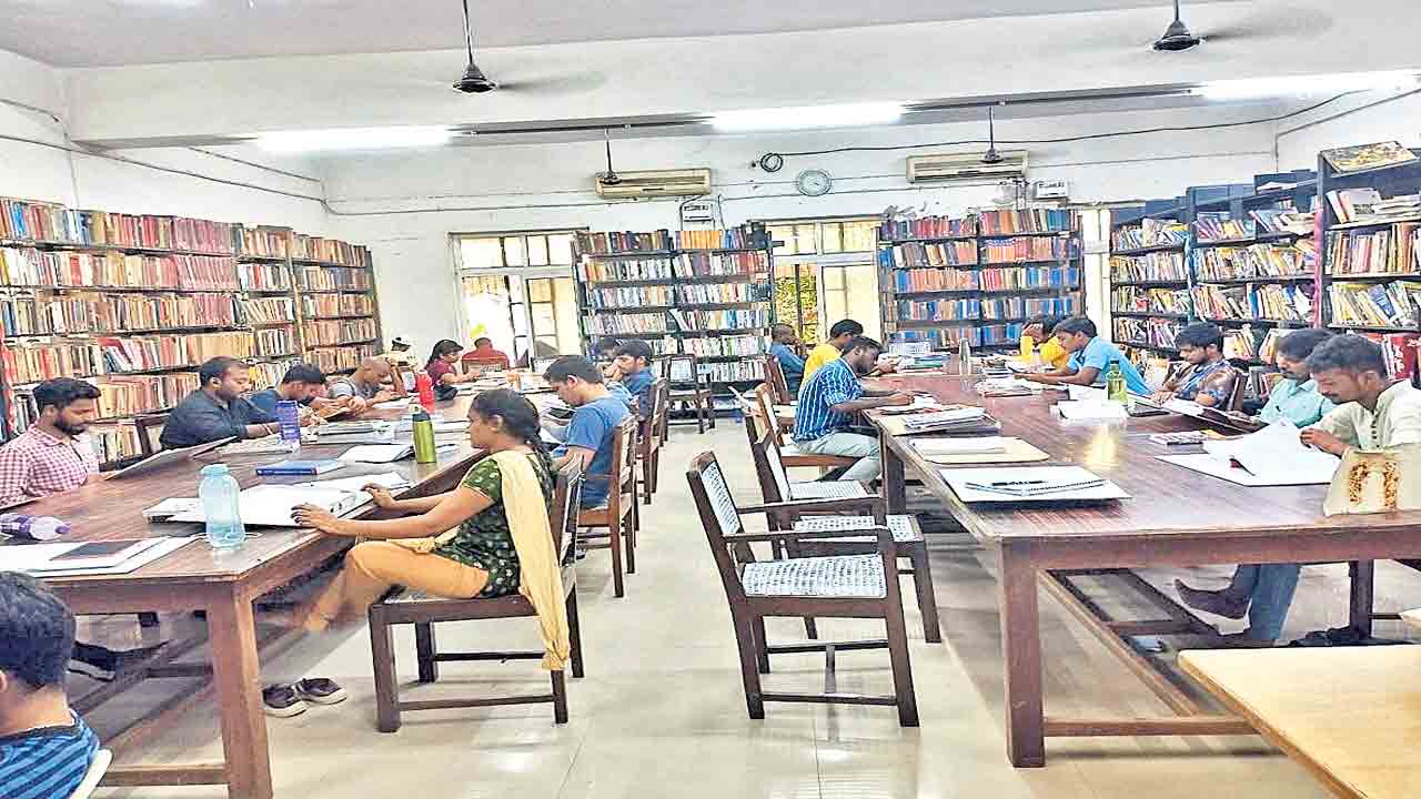 ఉద్యోగానికి దగ్గరి దారి లైబ్రరీ