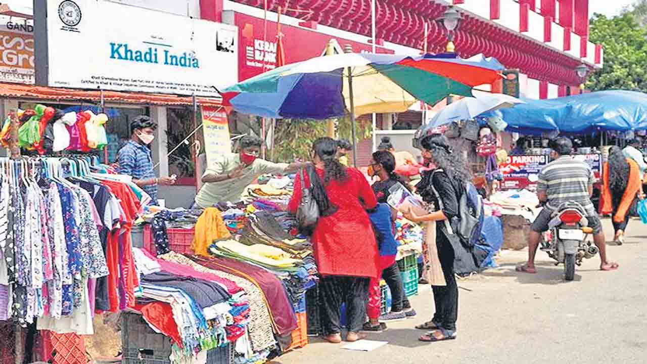 వీధి వ్యాపారులకు ఆర్థిక చేయూత