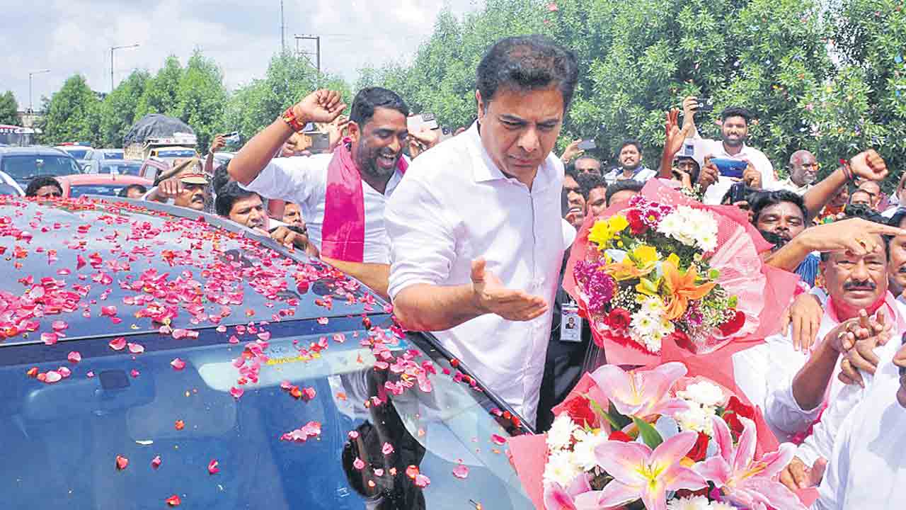 మంత్రి కేటీఆర్‌కు ఘన స్వాగతం