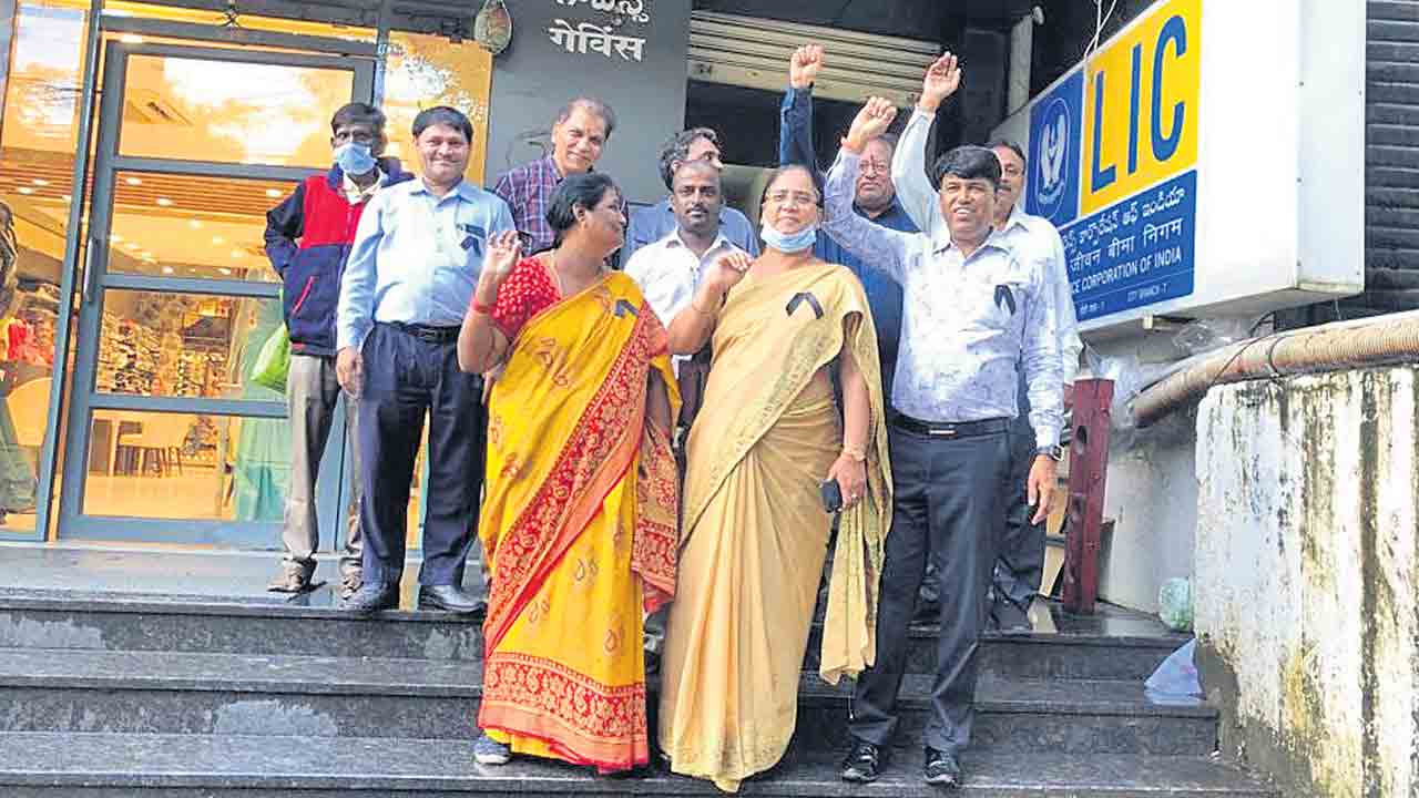 డిమాండ్లు సాధిస్తాం..హక్కులను కాపాడుకుంటాం