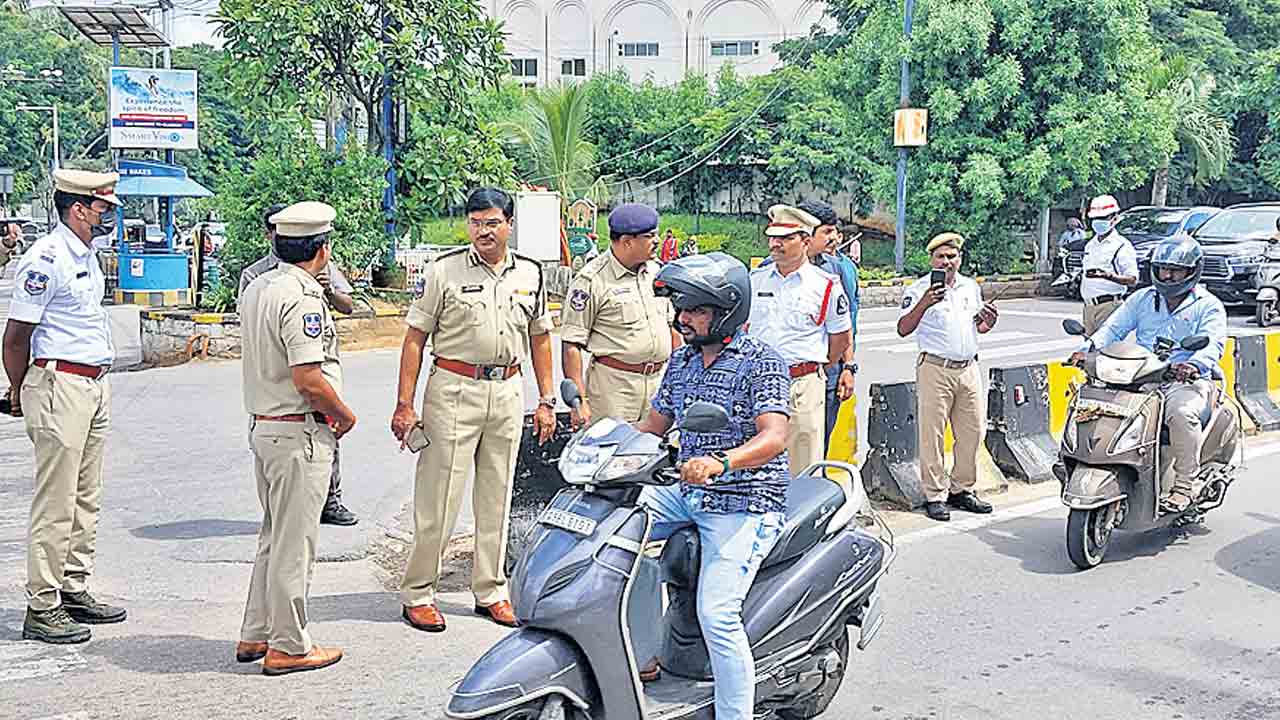 పార్కింగ్‌ సదుపాయం లేని..సంస్థలపై క్రిమినల్‌ కేసులు