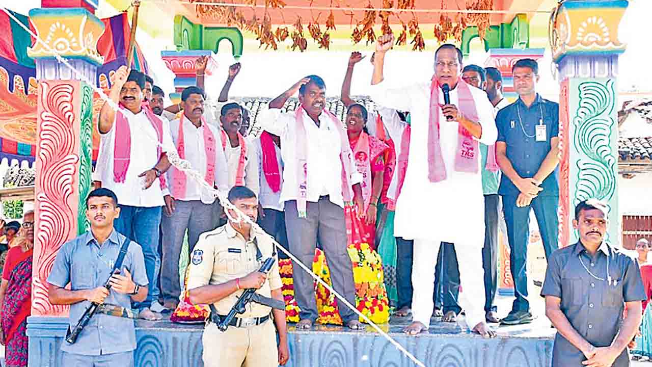 అభివృద్ధి పట్టదు కానీ ఓట్లు కావాలా.?