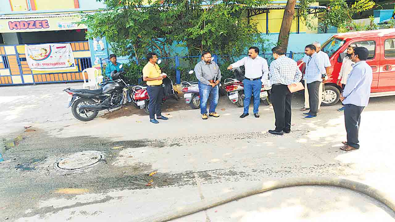 మురుగు పారుతుంటే..చూస్తుంటారేం