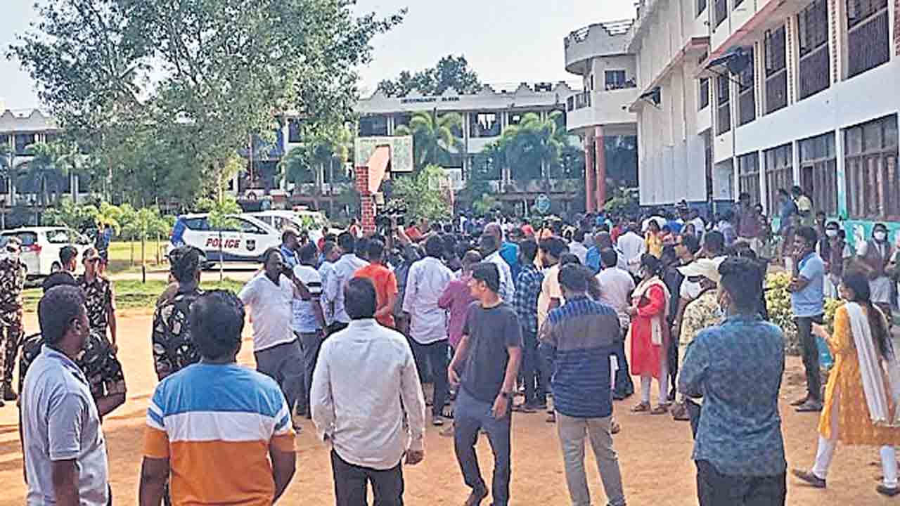 సఫిల్‌గూడ డీఏవీ స్కూల్‌లో విద్యార్థుల తల్లిదండ్రులు ఆందోళన