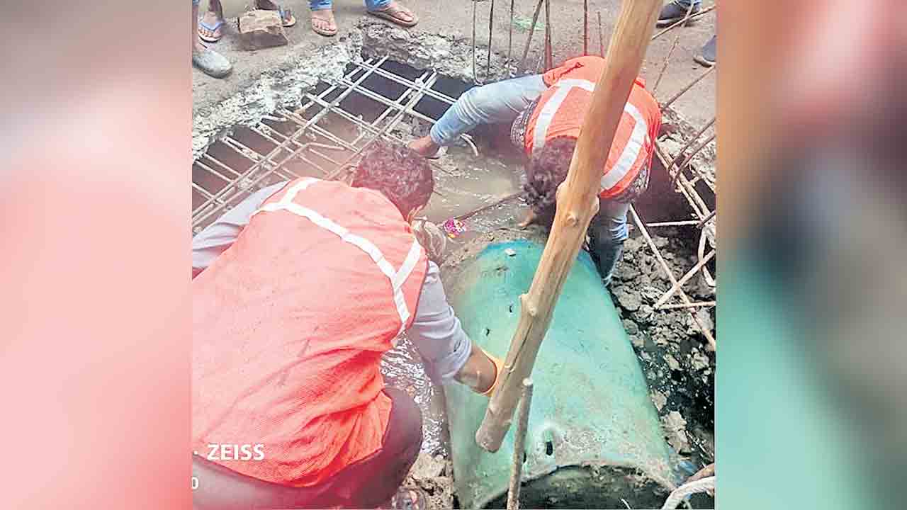 మ్యాన్‌హోళ్లు,నాలాల్లో వ్యర్థాలు