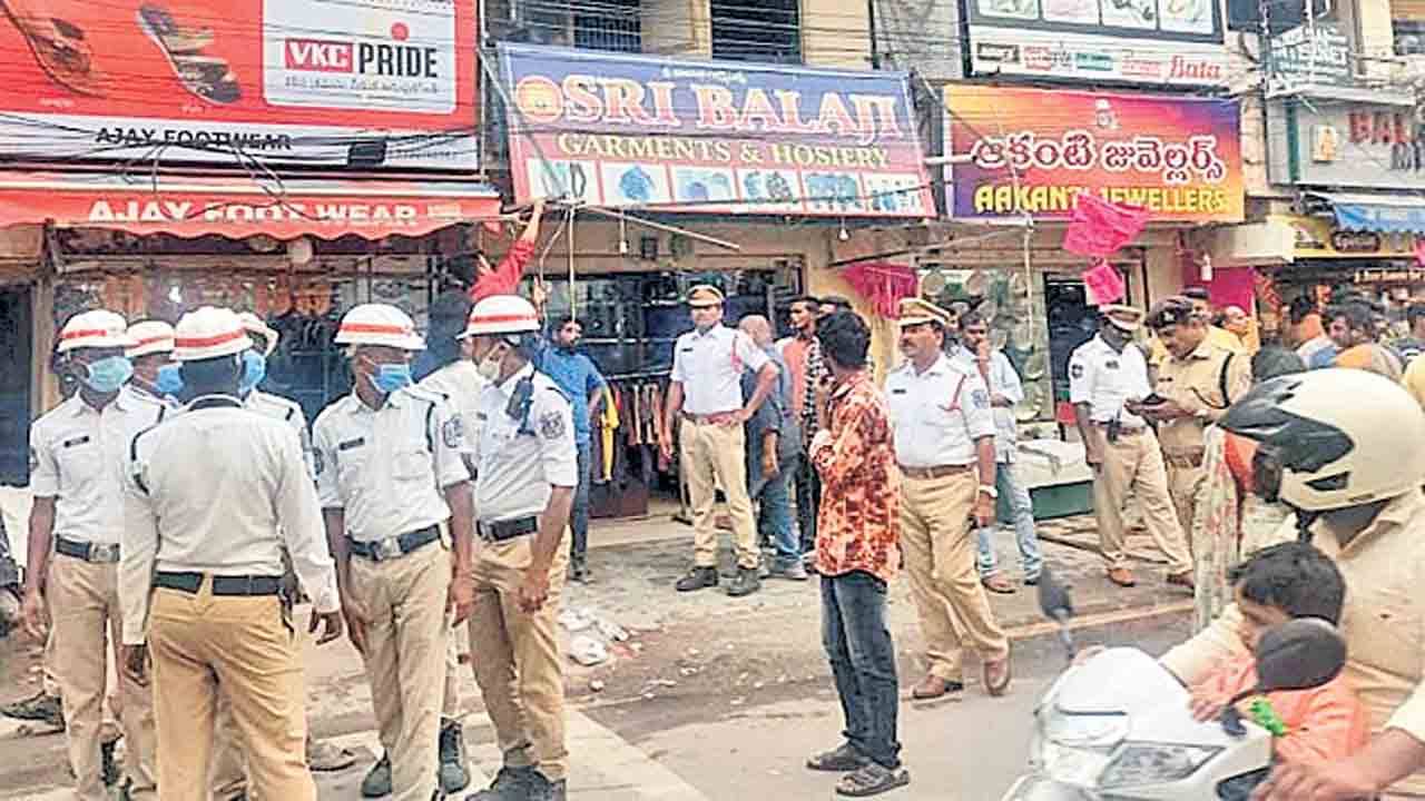 ఫుట్‌పాత్‌ ఆక్రమణలపై కొరడా