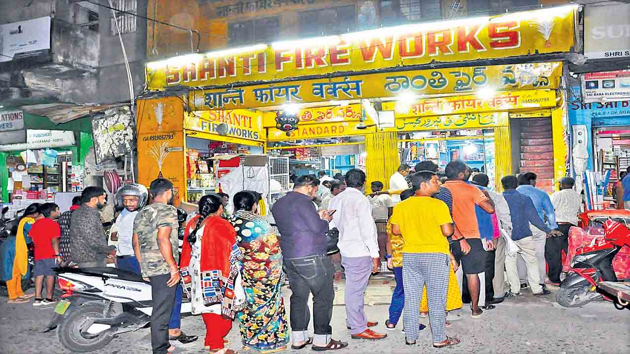 చిచ్చుబుడ్లు, కాకరొత్తులు పేలుతున్నాయ్‌