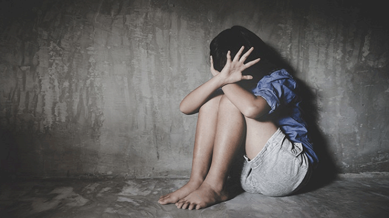 ఆటో ఎక్కిన యువతిపై సామూహిక అత్యాచారం.. మూడు గంటల తర్వాత రోడ్డుపైకి తోసేసి పరార్‌