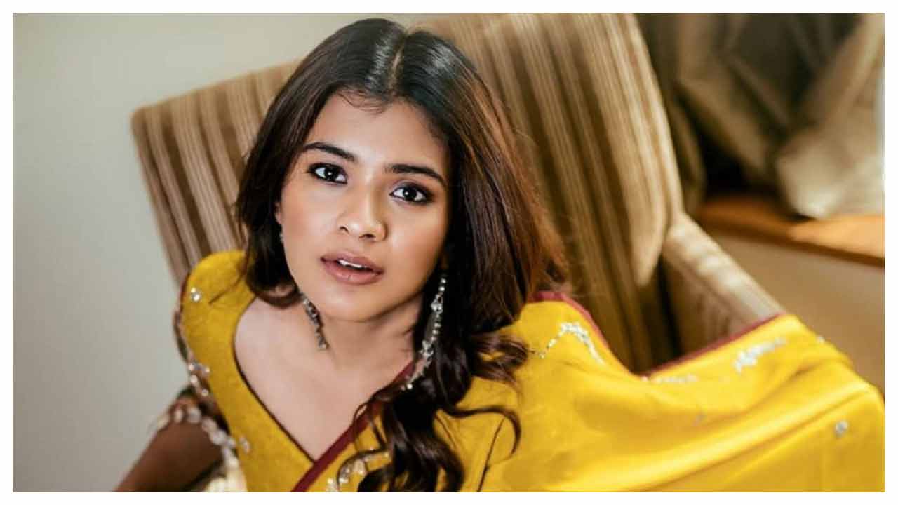 Hebah Patel | ఎల్లో క‌ల‌ర్ శారీలో హెబ్బా పటేల్ కిర్రాక్ పోజులు..
