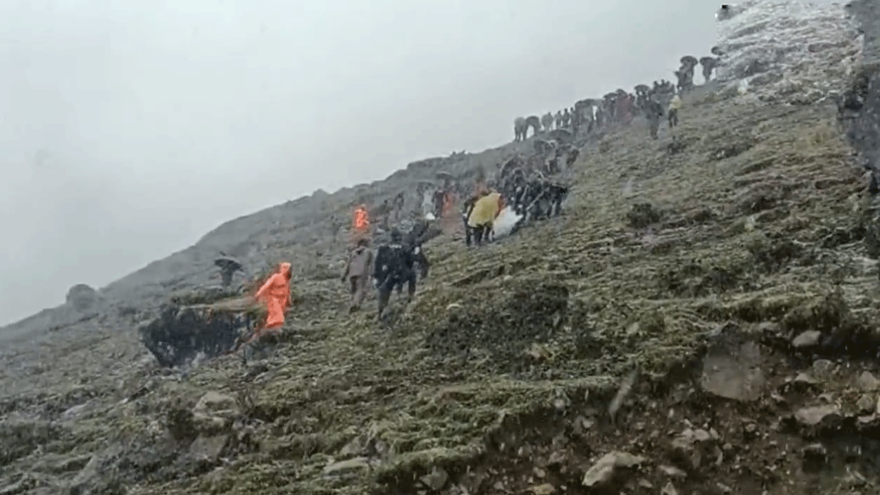 Helicopter crash | ప్రతికూల వాతావరణంలోనే రెస్క్యూ ఆపరేషన్‌.. వీడియో