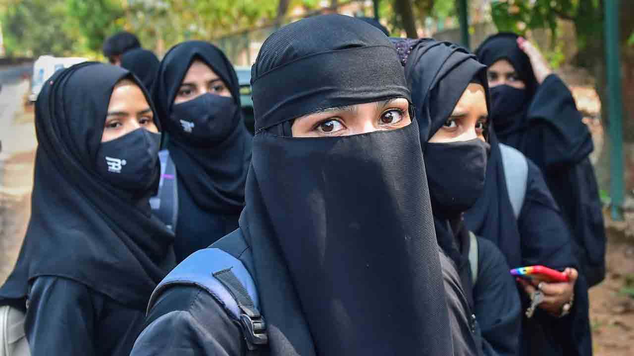 హిజాబ్‌పై నిషేధం కొనసాగుతుంది : కర్నాటక మంత్రి